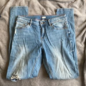Roxy straight leg jeans. Size 28. Ripped knee detail